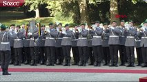 Cumhurbaşkanı Erdoğan, Steinmeier tarafından resmi törenle karşılandı