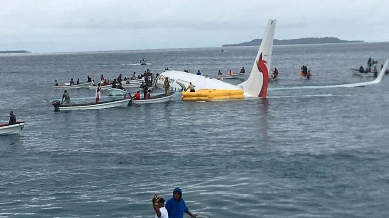 Un Boeing 737 plonge dans un lagon du Pacifique, tout le monde s'en sort