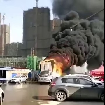 VÍDEO: ¿Es una locomotora? ¿Es un avión? ¡No, es un camión incendiado por medio de la ciudad!