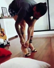 Dani Alves, eşinin topuk ayakkabılarını giydi: Moda Haftası'na hazırım