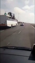 Ils font la fête sur le toit d'un bus en marche.
