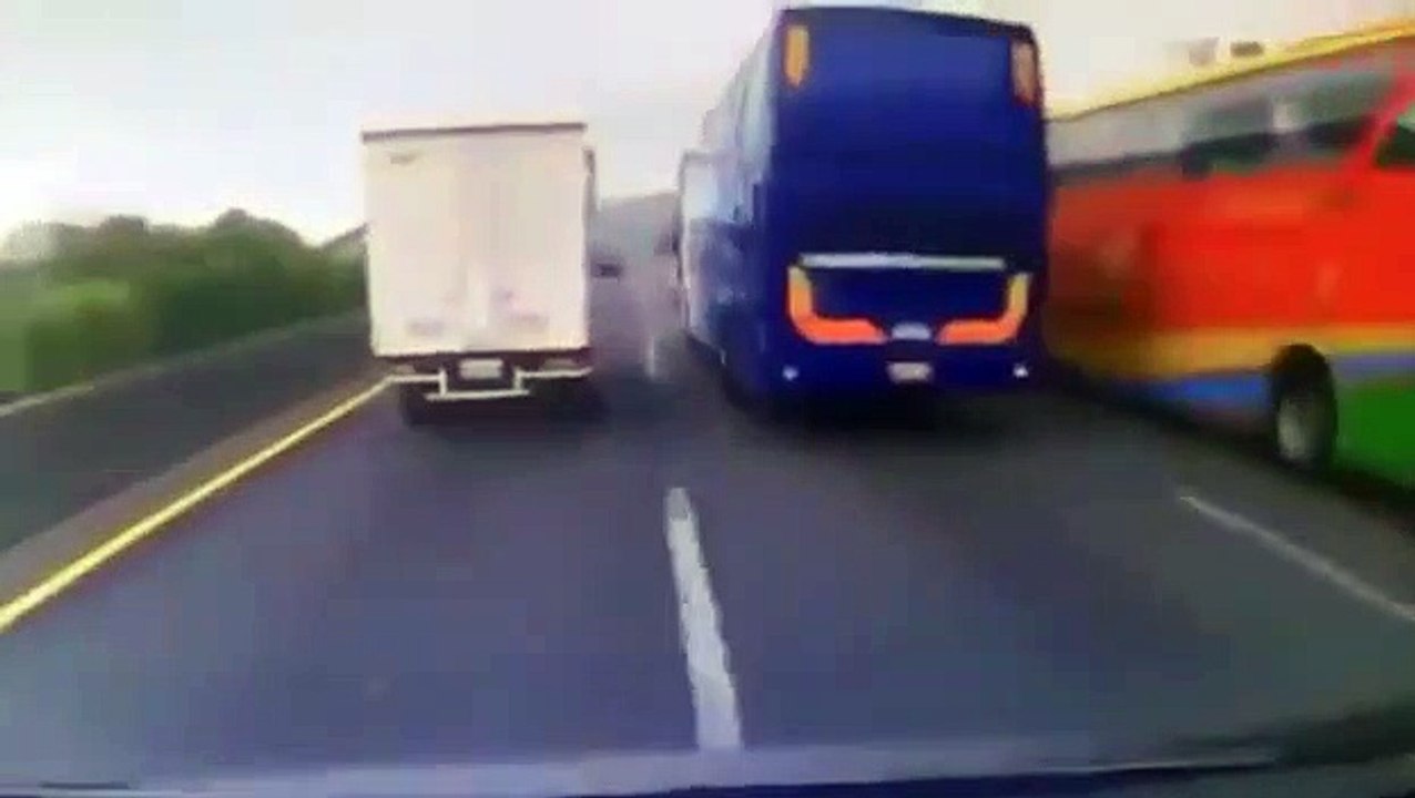 Le chauffeur d'un car s'amuse à faire la course sur l'autoroute et termine dans un mur.