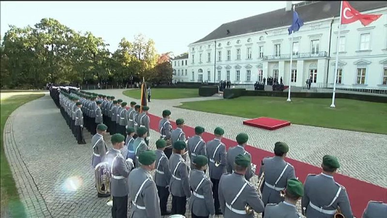 Erdoğan-Besuch: Türkische Flagge vor Schloss Bellevue
