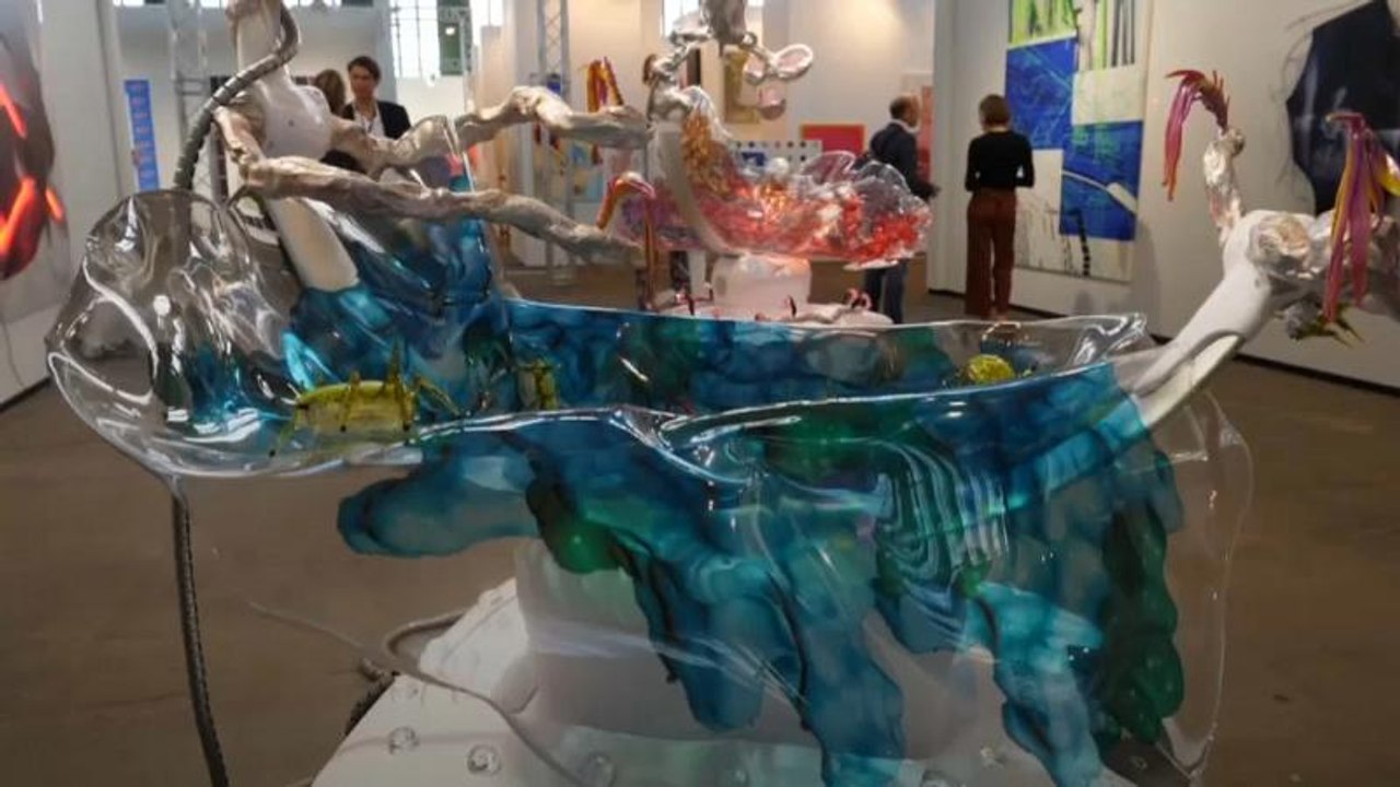 Berlin draws crowds for Tempelhof art fair