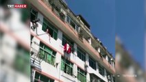 Çin'de intihar etmek isteyen kadın tazyikli suyla engellendi
