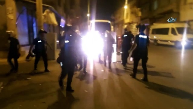 Silahlı kavgada mahallelinin yabancı uyruklu kişilerin iş yerine saldırı anı kamerada