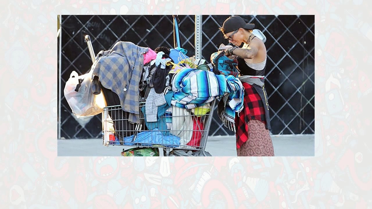 Zengin bir kocası rüya gibi bir hayatı vardı şimdi ise sokaklarda çöp topluyor!