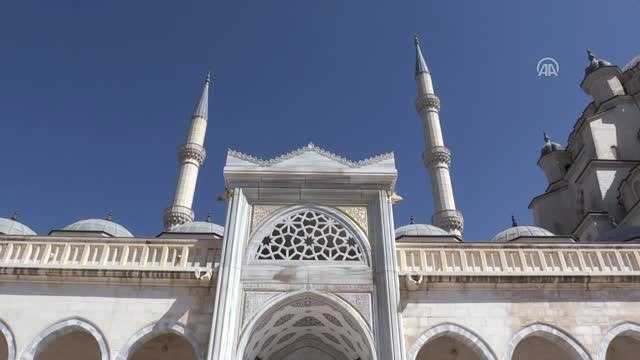 AK Parti'li Jülide Sarıeroğlu'ndan Aşure İkramı