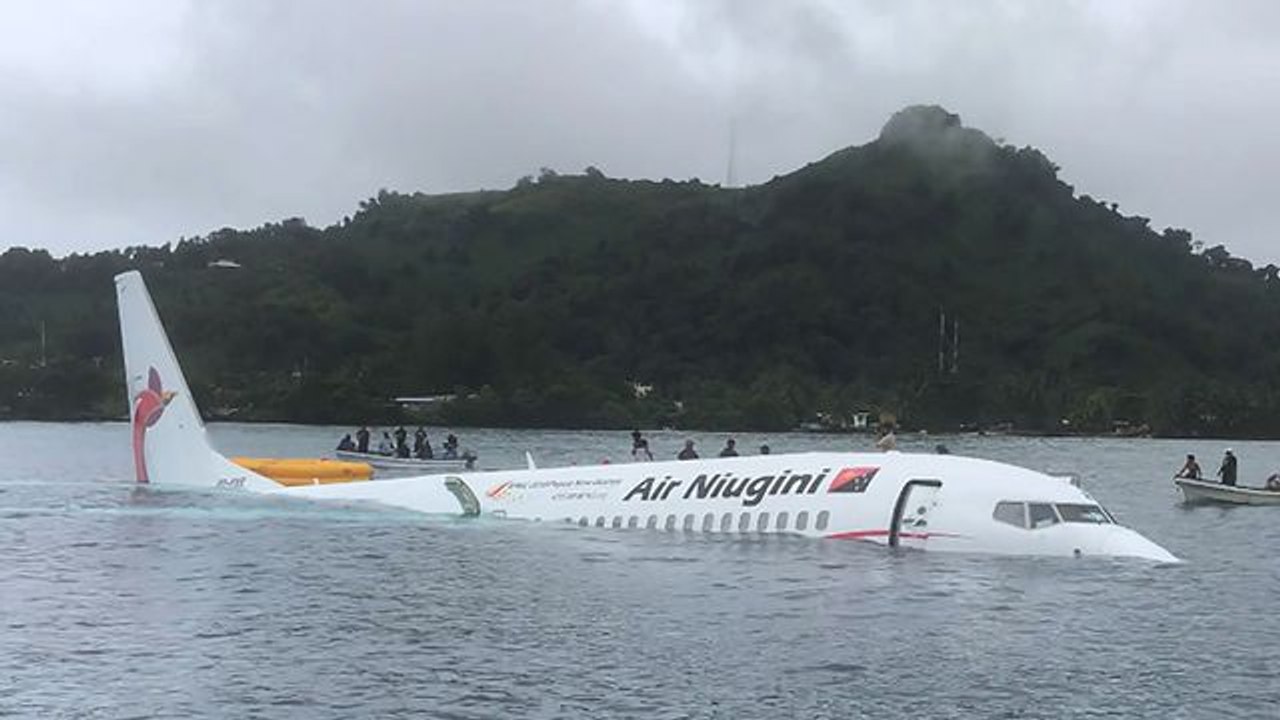 Un avion de ligne termine dans son vol dans un lagon du Pacifique - ZAPPING ACTU DU 28/09/2018