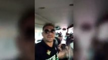 Joaquín cantando 'Mujeres' en el bus