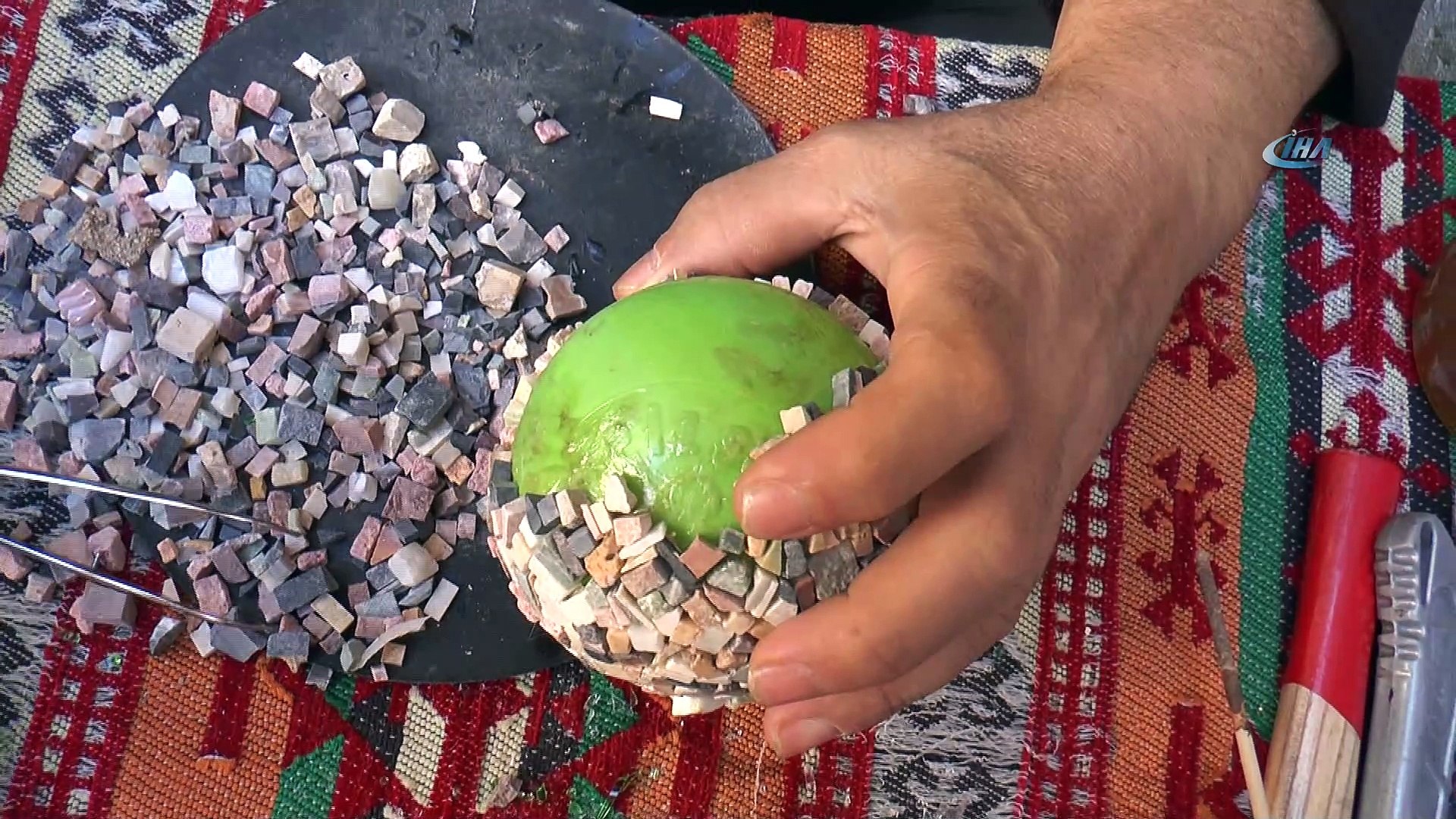 Atık cam ve taşları sanat eserine dönüştürüyor - Dailymotion Video