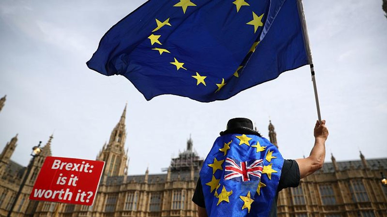 Brexit: Έξι μήνες πριν το διαζύγιο με την Ευρωπ...