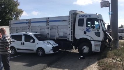 Kontrolden Çıkan Kamyon Elektrik Direğine Çarparak Durdu: 1 Yaralı