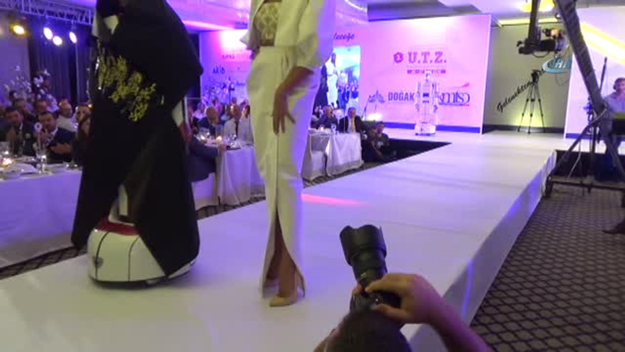 Robotlar Defile Gösterisinde Podyuma Çıktı