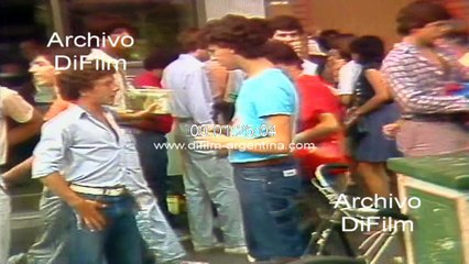 Gente caminando por las calles de Buenos Aires 1985