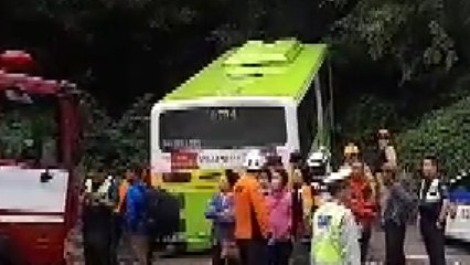 창원 시내버스 바위 들이 받아 11명 부상 / YTN