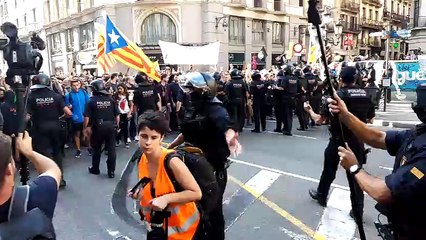 Cordons de Mossos d'Esquadra tallen la via Laietana