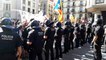Els manifestants canten els Segadors davant del cordó de Mossos d'Esquadra