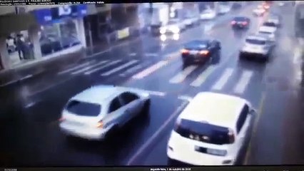 Mulheres são atropeladas na faixa de pedestre,