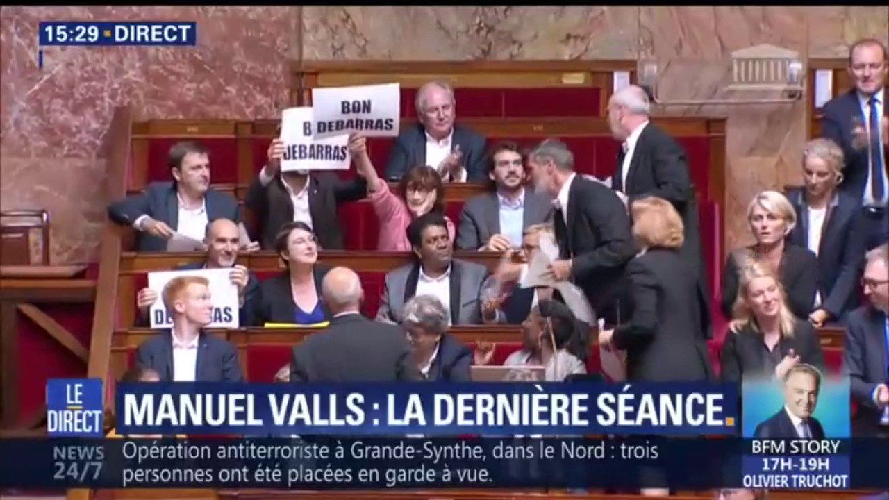 Des députés France Insoumise sortent des affiches "Bon débarras" pour le départ de Manuel Valls
