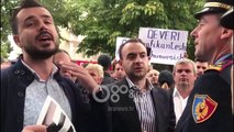 Ora News - Rama ik! Tensione gjatë protestes së demokratëve në Korçë