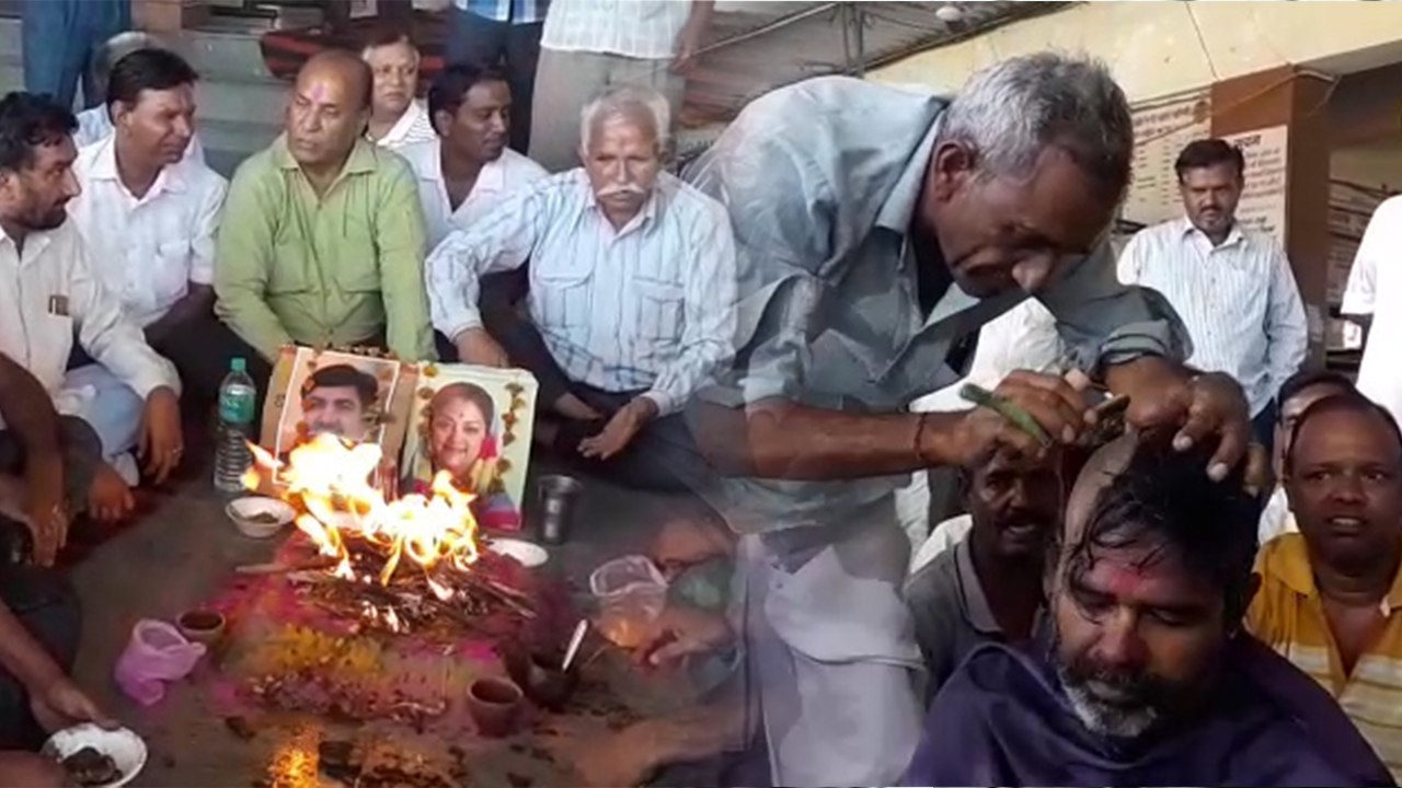 सरकार का विरोध करते हुए रोडवेज कर्मियों ने कराया मुंडन, अदा की तेरहवीं की रस्म भी