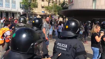 Mossos escorten els ultres que han participat en l'acte d'homenatge a la policia espanyola