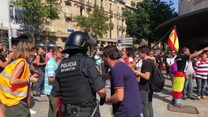 Els ultres s'encaren amb el braç aixecat contra els manifestants antifeixistes
