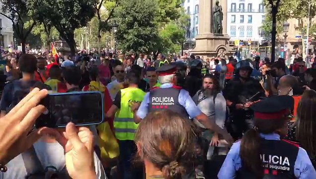 Creix la tensió dins de la plaça de Catalunya
