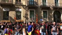 La gent crida als policies espanyols 'no sóu res sense les porres'