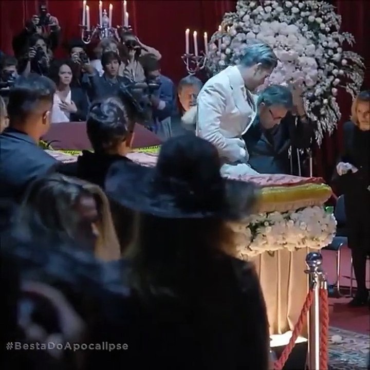 O Anticristo se levanta do caixão e todos ficam perplexos. Isabela corre para abraçar o marido, enquanto Stefano comemora: "Vejam! Ricardo Montana ressuscitou d
