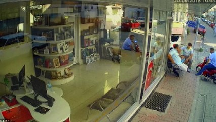 Çatıdan düşen antenden şans eseri kurtuldular - İZMİR