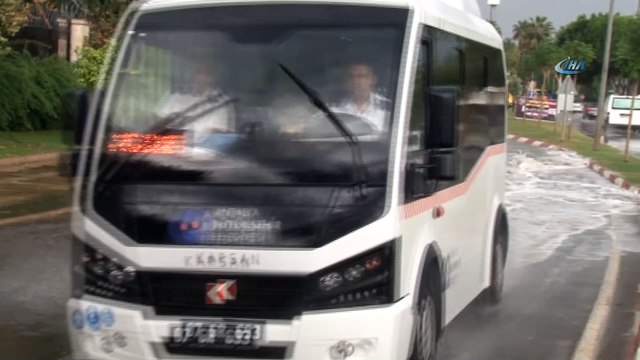 Aniden bastıran yağış, sokakları göle çevirdi