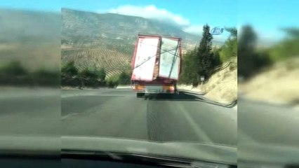Hatay'da Karayolunda İlerleyen Tır Böyle Tehlike Saçtı