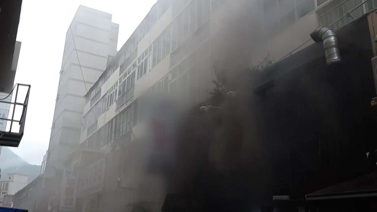 부산 연제구 아파트 상가 음식점 화재 / YTN