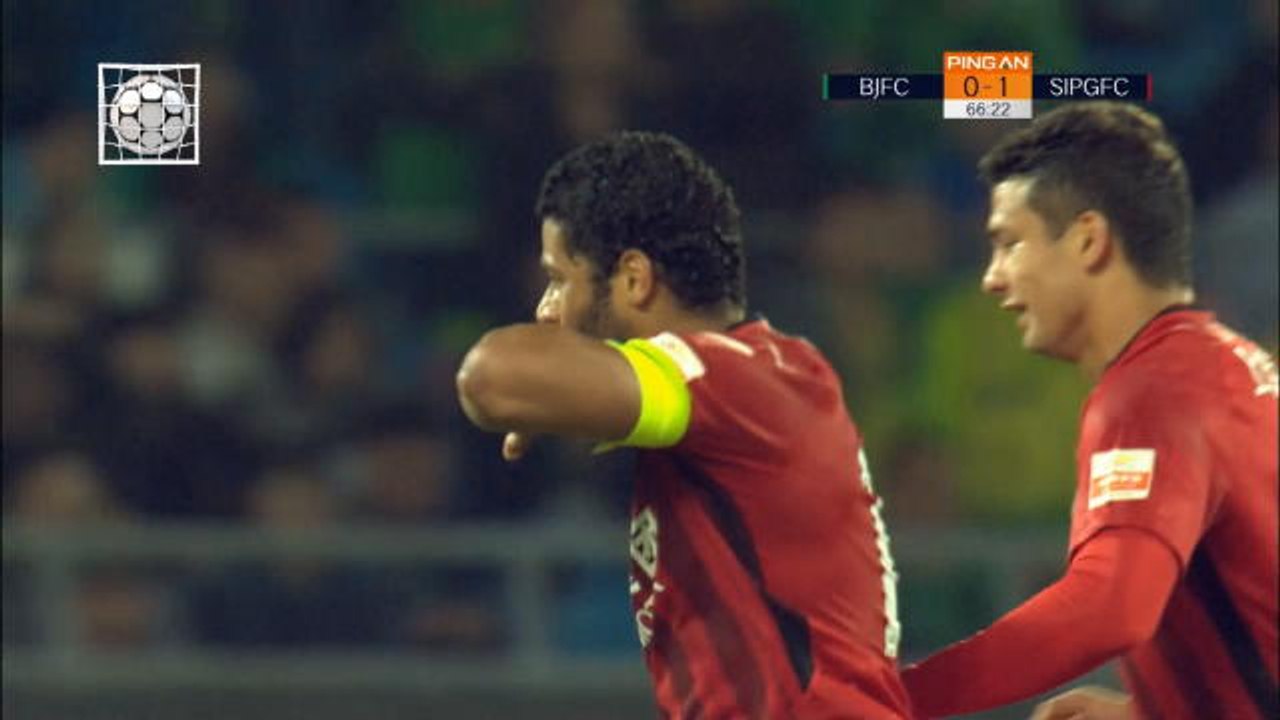 Goalkeeping error gifts Hulk winner