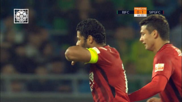 Goalkeeping error gifts Hulk winner