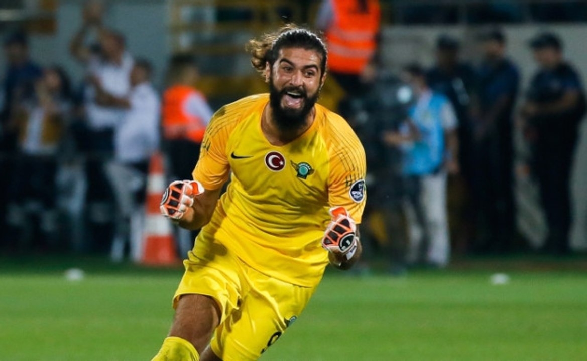 Geçen Hafta Rodrigues'in Penaltısını Kurtaran Akhisarspor Kalecisi Fatih Öztürk, Bu Hafta da Villafanez'e Geçit Vermedi