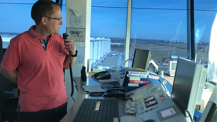 En haut de la tour de contrôle de l’aéroport