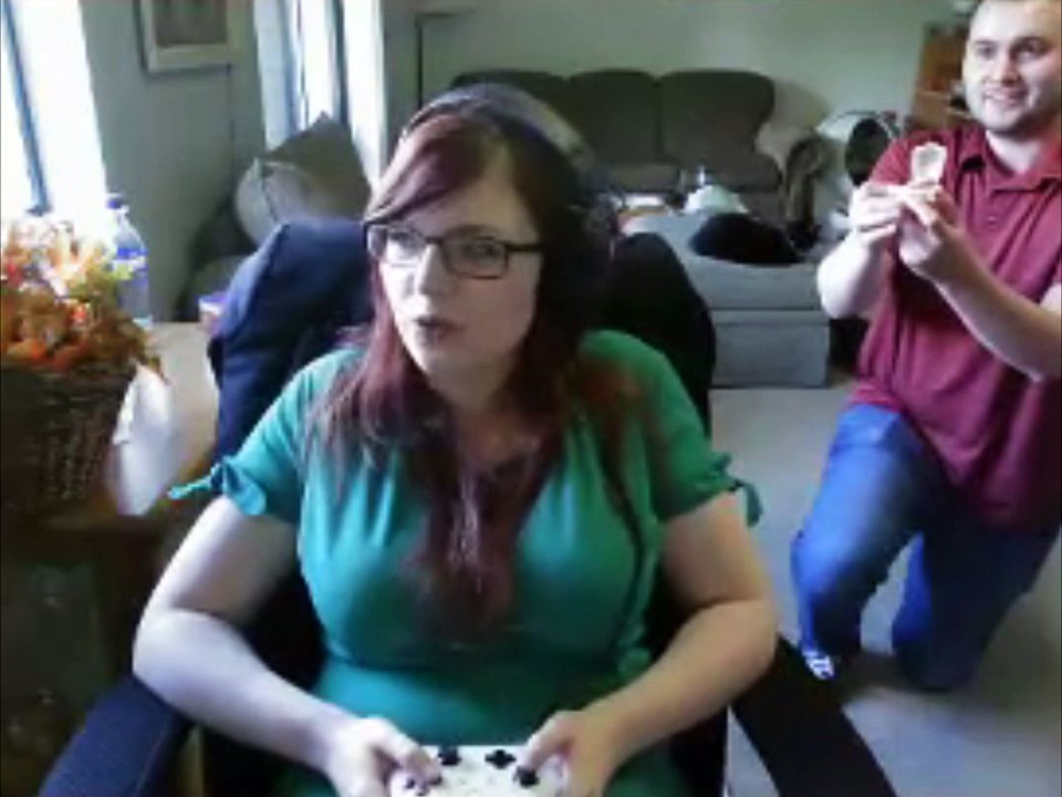 Guy Proposes to Girlfriend While She's Streaming