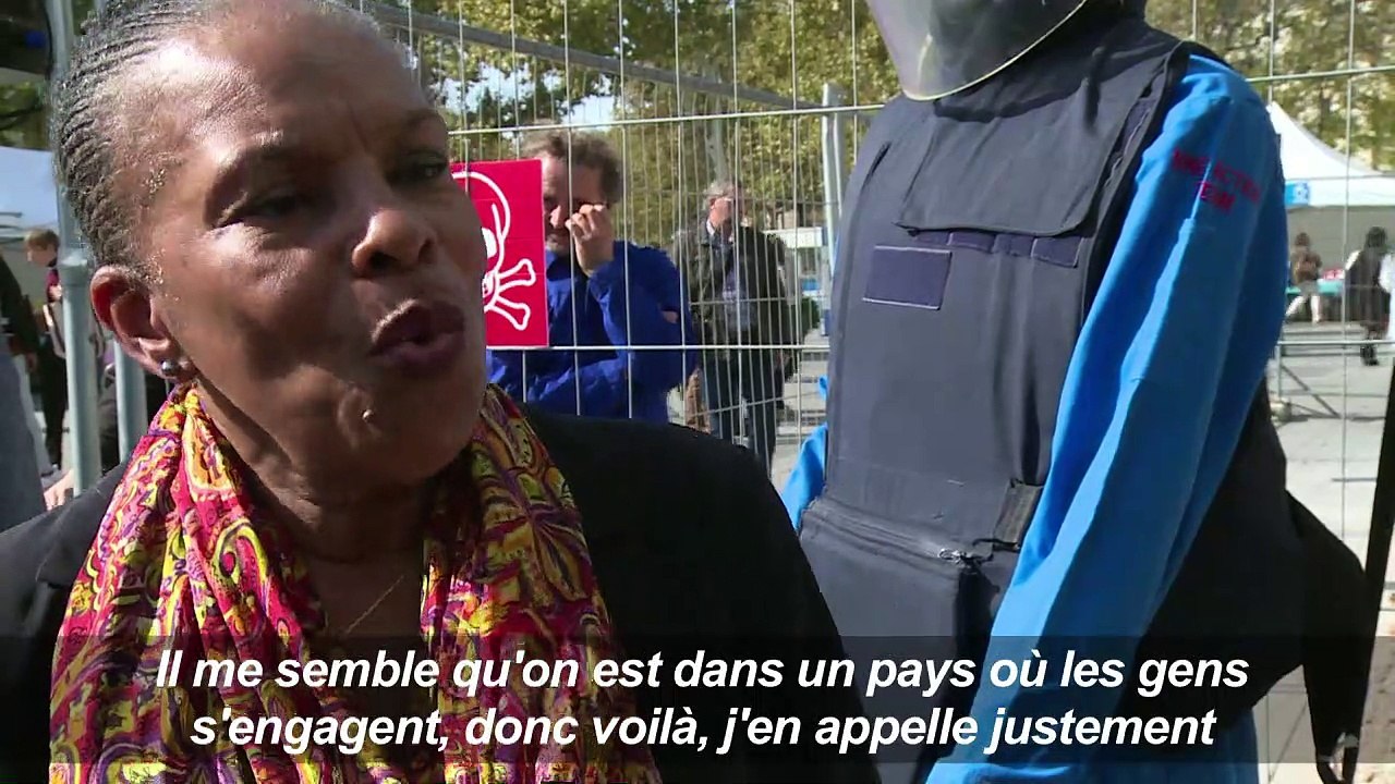 A Paris,une pyramide de chaussures contre les armes explosives