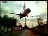 La grue qui porte cet avion A320 va lacher... Oups