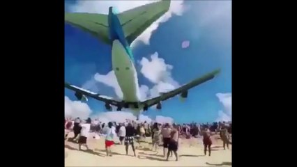 Cette plage est frôlée par les avions tout les jours... Fou