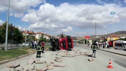 Çimento yüklü tırırın devrildiği anlar saniye saniye kamerada