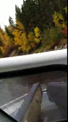 Un bateau sort de l'eau avec des gens à bord