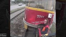 Zwei Frauen versuchen eine kaputte Straßenbahn abzuschleppen