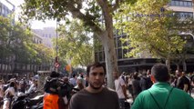 Centenares de independentistas linchan a 6 policías nacionales y guardias civiles en Barcelona