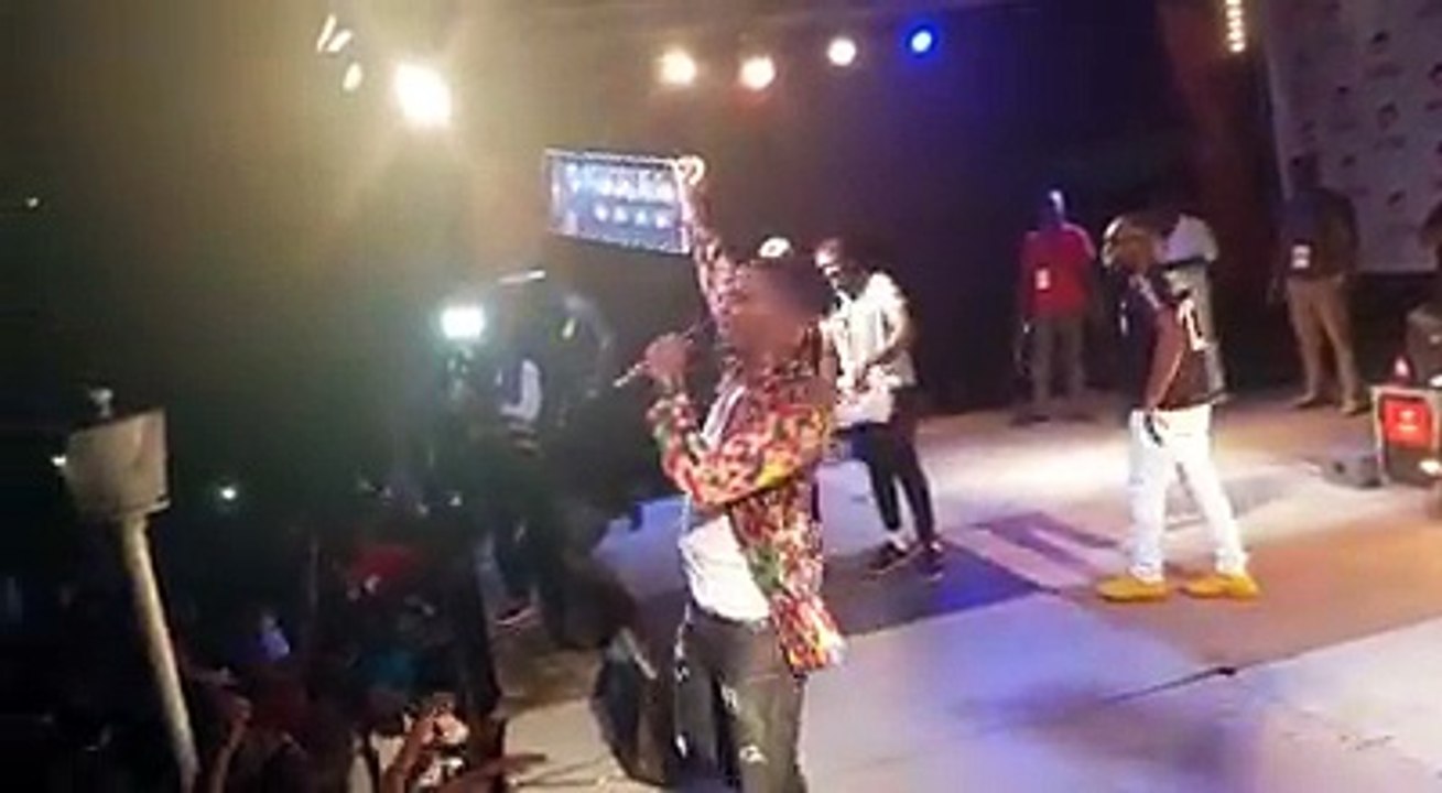 Niska remercie  les fans de Brazzaville après un accueil chaleureux et mémorable au Palais des Congrès .  RDV est pris  pour ce dimanche avec Pointe Noire .Airt