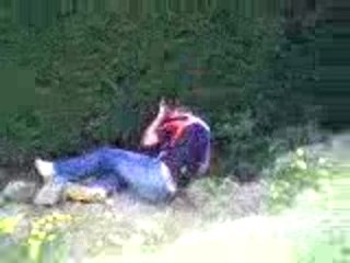 Mec bourré en balancoire