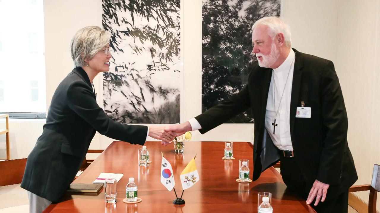 강경화 외교, 교황청과 외교장관 회담 / YTN